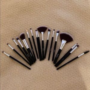 32 pack of makeup brushes!
